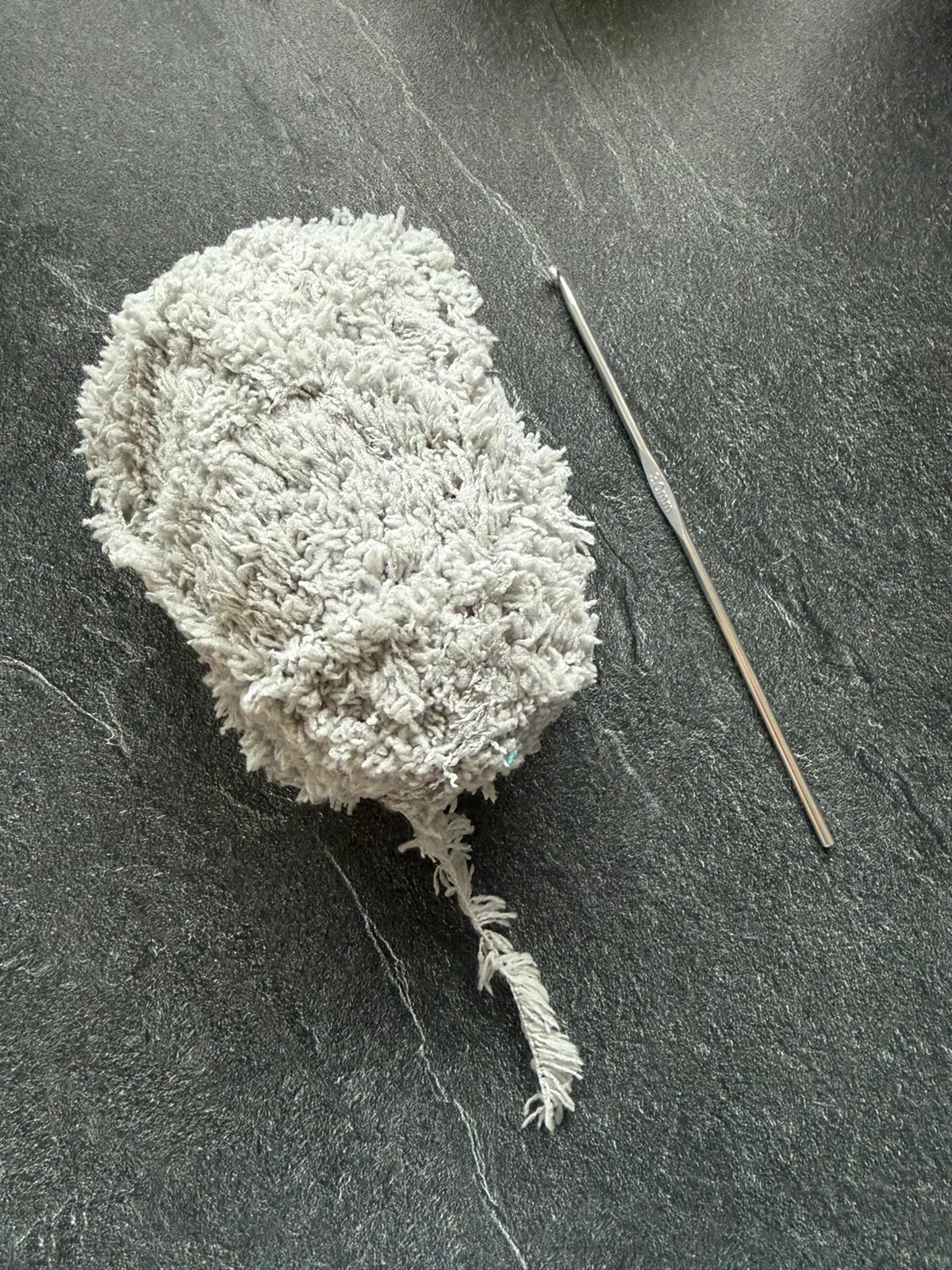 Pelote de fil pelucheux gris